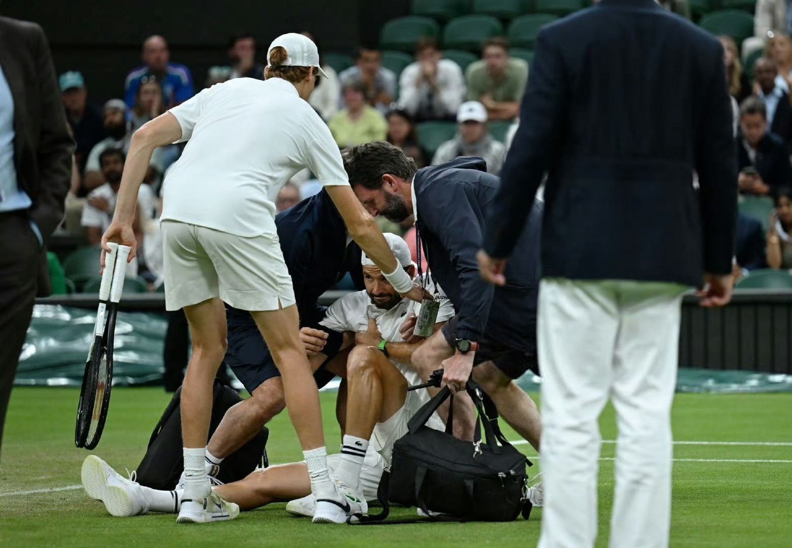 爱游戏官网-里昂发布备战花絮，赛前篮板制胜，德国杯任务艰巨，阵容厚度经受考验(经受住来自什么等方面的风险挑战考验)