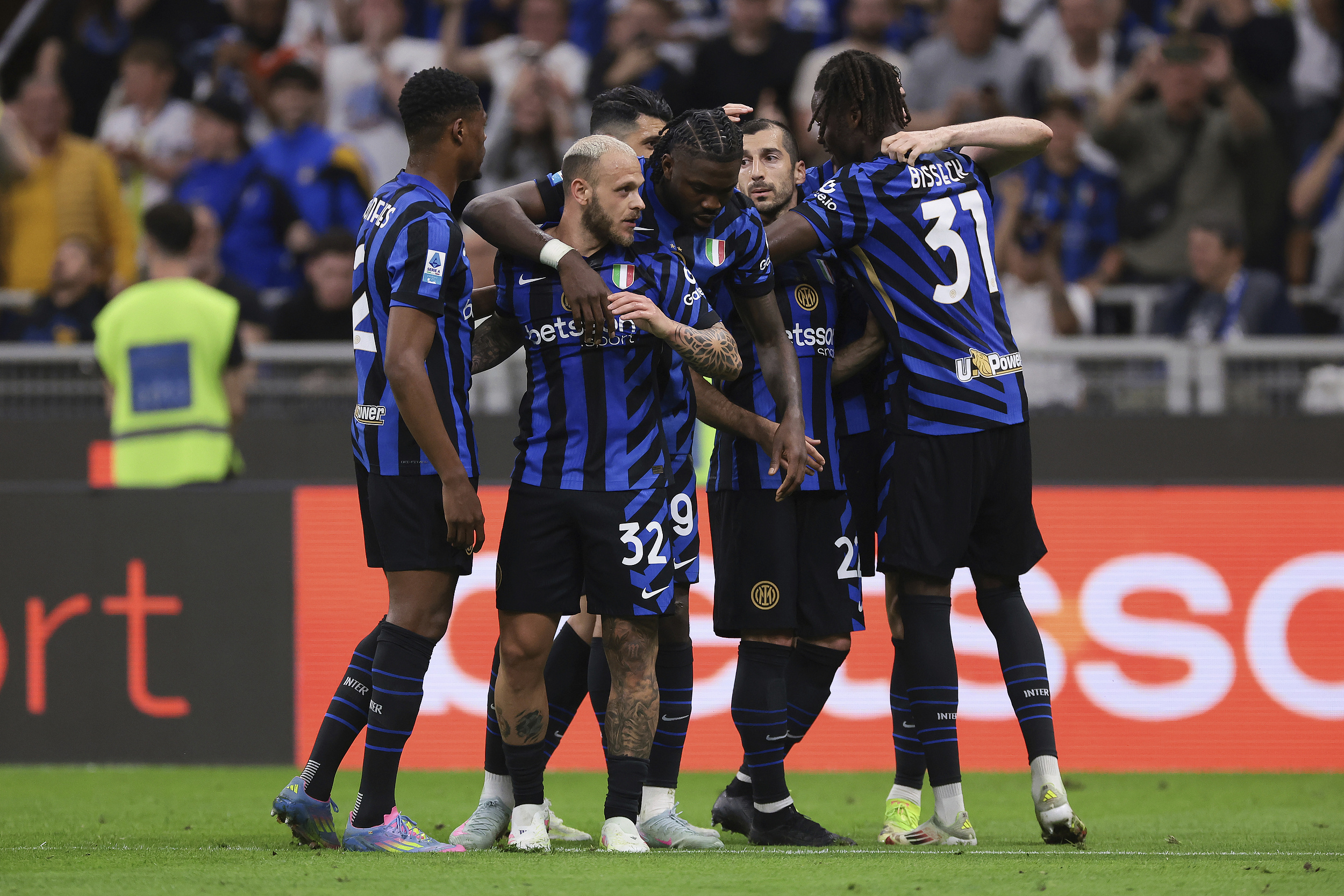 包含皇家马德里迎意甲关键赛,今夜外线爆发,引发热议,纪律约束更严格的词条 包含皇家马德里迎意甲关键赛,今夜外线爆发,引发热议,纪律约束更严格的词条